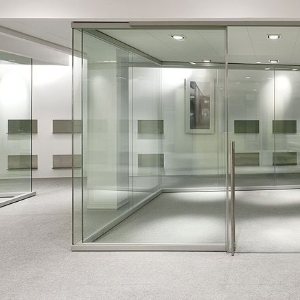 Pareti divisorie completamente in vetro in uno spazio espositivo