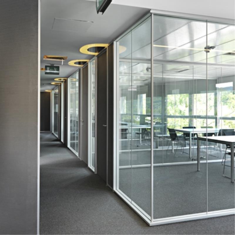 Pareti divisorie degli interni di un ufficio completamente in vetro
